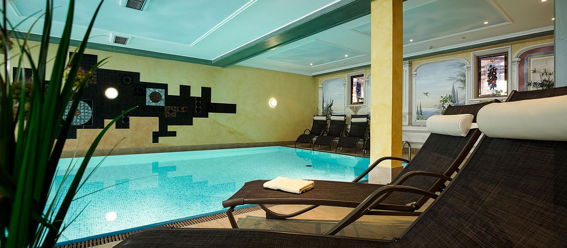 Hotel Ötztal Blick ins Wellness Schwimmbad