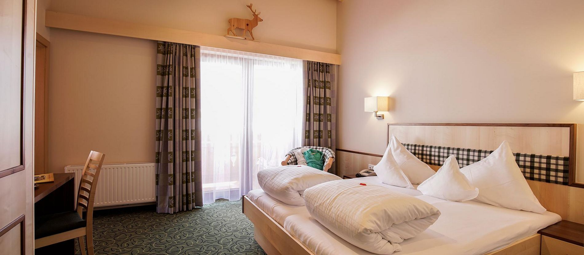 Hotel Ötztal - Blick ins Zimmer - Rechts steht ein Bett