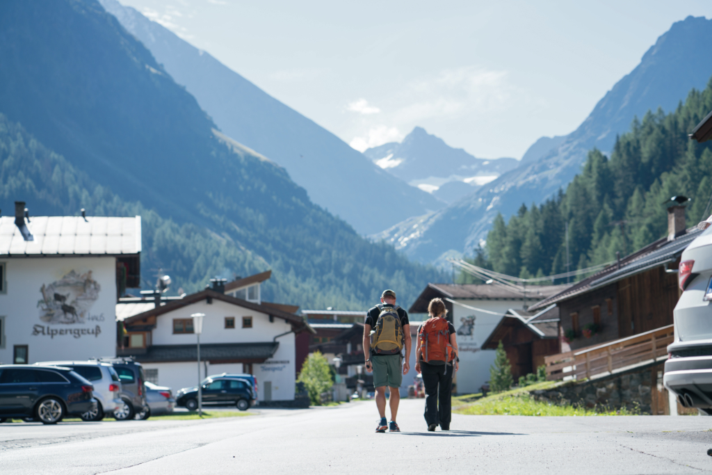 Wanderer auf einer malerischen Bergstraße