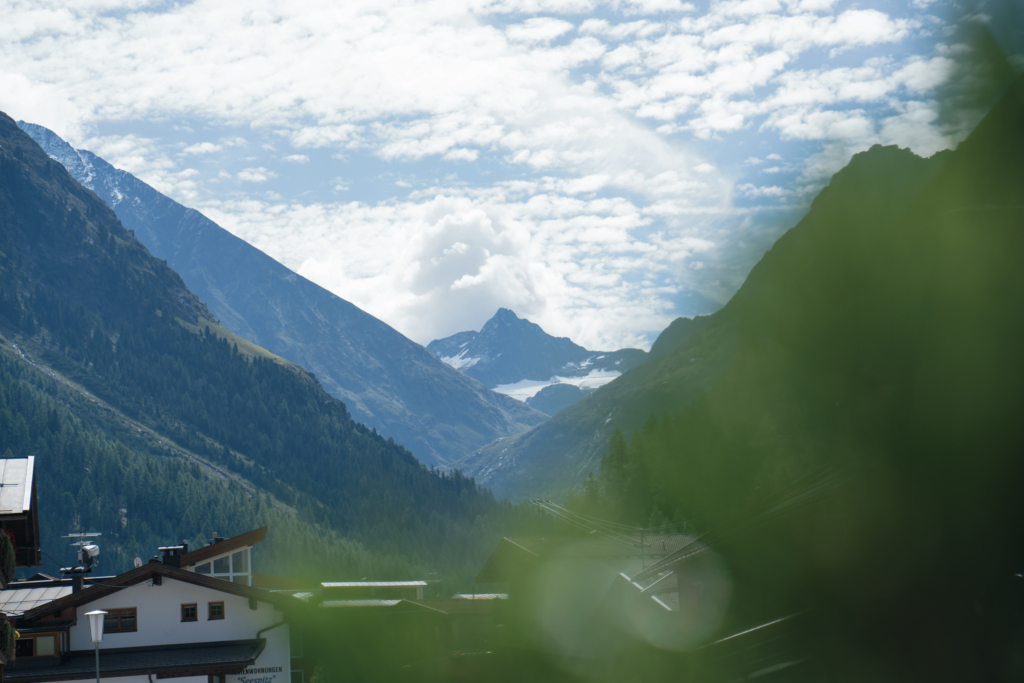 Berglandschaft mit Wolken und grünen Bäumen
